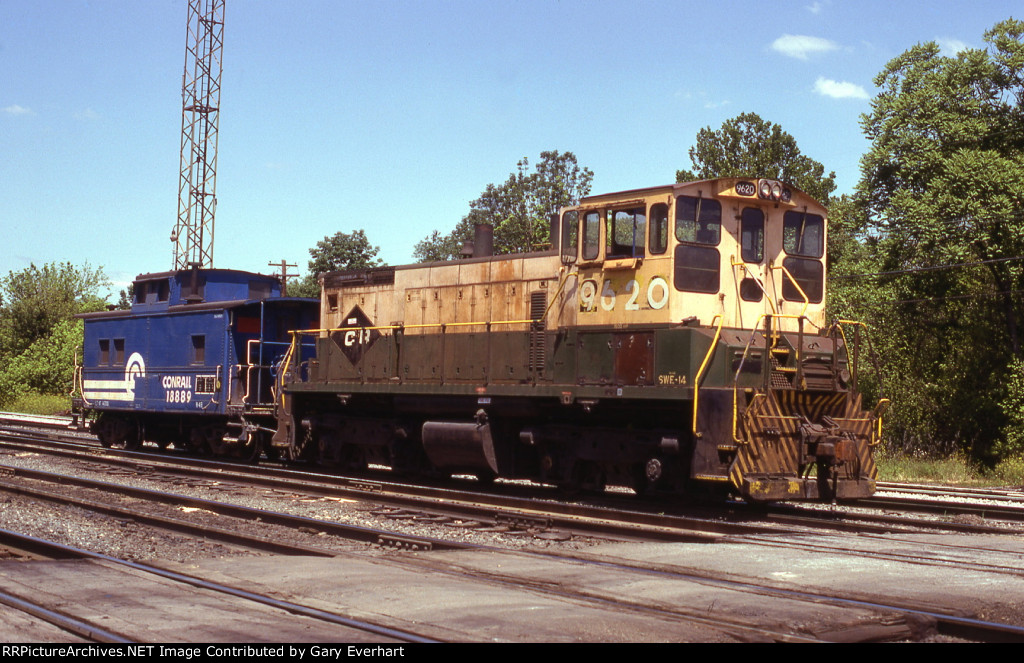 CR SW1500 #9620 with CR Caboose #18889